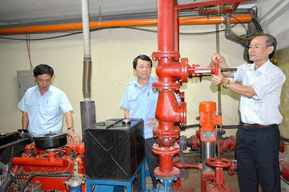 Ban Quản lý chợ Buôn Ma Thuột kiểm tra hệ thống máy bơm nước tự động phục vụ công tác PCCC chợ.