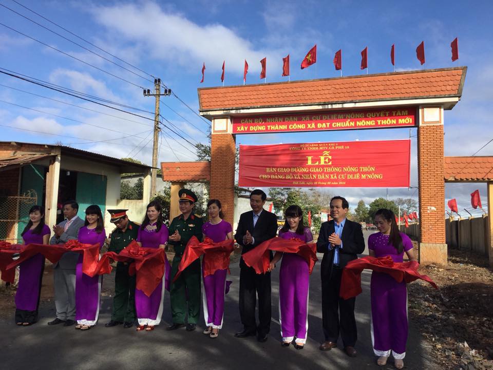 Công ty TNHH Một thành viên Cà phê 15 tổ chức lễ bàn giao tuyến đường dài hơn 11,4 km cho xã Cư Dliê M’nông.