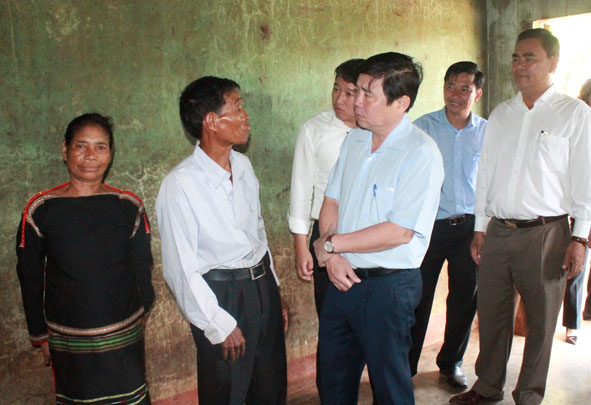 Đoàn lãnh đạo UBND TP. Hồ Chí Minh và của tỉnh đến thăm hỏi,  động viên người dân vùng hạn xã Ea M'dróh (huyện Cư M'gar).