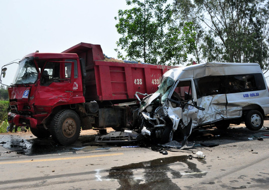 Hiện trường vụ tai nạn xe khách làm 4 người chết ở tỉnh Quảng Ngãi sáng 3-5 Ảnh: TỬ TRỰC