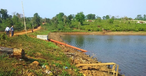 Cán bộ Công ty TNHH MTV quản lý công trình thủy lợi Đắk Lắk kiểm tra hoạt động của hệ thống xi phông tại hồ Phú Khánh (huyện Krông Búk).