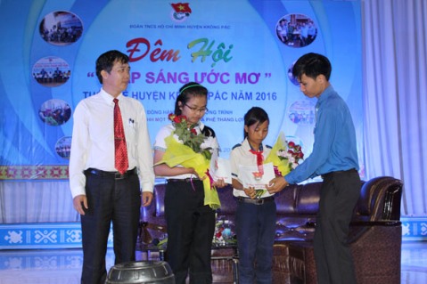 Lãnh đạo huyện Krông Pắc trao phần thưởng cho học sinh nghèo học giỏi của huyện.