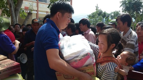 Đoàn từ thiện TP. Hồ Chí Minh tặng quà cho người dân nghèo xã Cư San (huyện M’Đrắk) dịp Tết nguyên đán Bính Thân 2016.