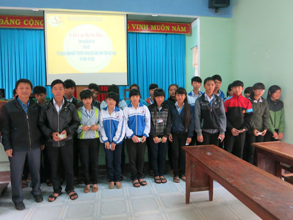 Trao thẻ cho các hội viên mới kết nạp của CLB Sử học nhân dịp kỷ niệm Ngày truyền thống học sinh-sinh viên Việt Nam năm 2015.