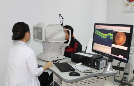 Chụp cắt lớp võng mạc (OCT) cho người bệnh tại Bệnh viện Mắt Tây Nguyên.