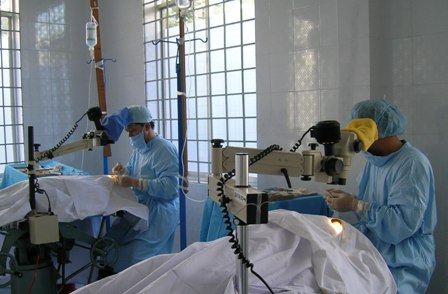 Phẫu thuật thay đục thủy tinh thể cho người bệnh tại Bệnh viện Mắt tỉnh. 