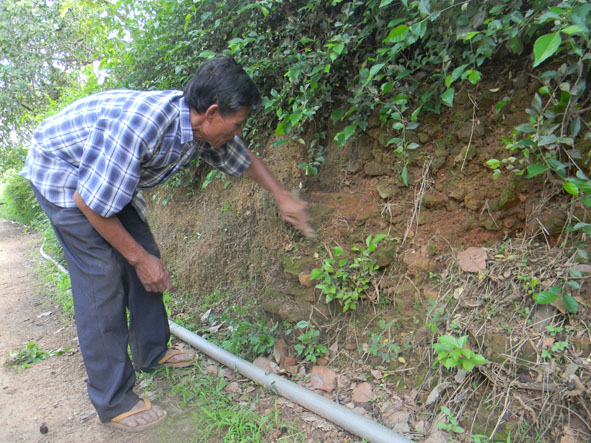 Người dân ở thôn 1A, xã Cư Êwi đào tìm những viên gạch Chăm hiện còn tại vùng di tích.