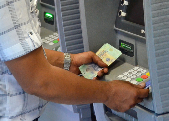 Phí ATM cao khiến khách hàng bực mình. Ảnh: Tấn Thạnh