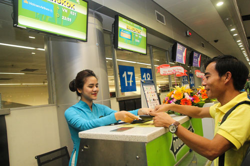 Hành khách làm thủ tục tại sân bay quốc tế Đà Nẵng Ảnh: NGỌC HẰNG