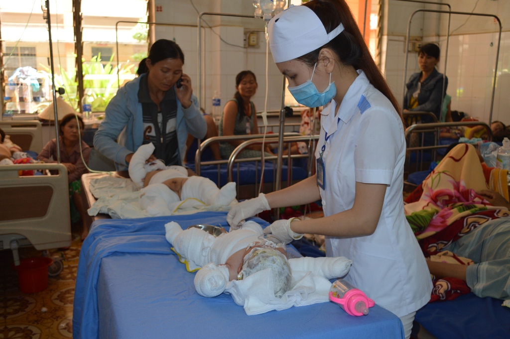 Hai cháu bé thời điểm đang điều trị tại Bệnh viện Đa khoa tỉnh Đắk Lắk
