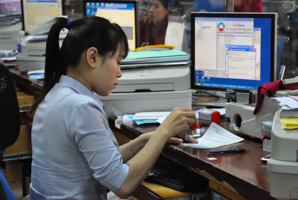 Cán bộ Ngân hàng TMCP Công thương Việt Nam Chi nhánh Đắk Lắk dang thao tác nghiệp vụ