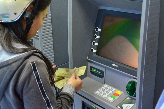 Nhiều ATM chưa nâng hạn mức rút tiền, gây phiền phức cho khách hàng Ảnh: TẤN THẠNH
