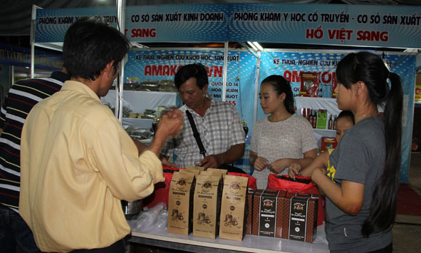 Người dân thưởng thức và mua sắm cà phê thương hiệu Hương Mỹ tại Hội chợ .