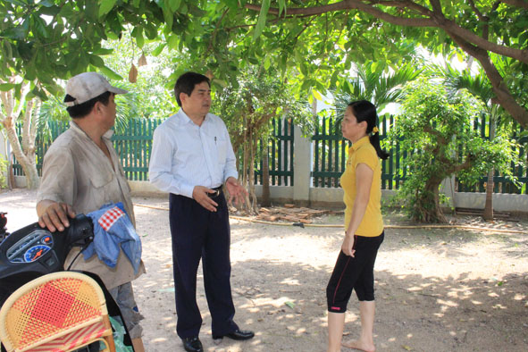 Gia đình bà Xuân chia sẻ bức xúc với ông Y Khút Niê, Phó Trưởng Đoàn ĐBQH tỉnh.