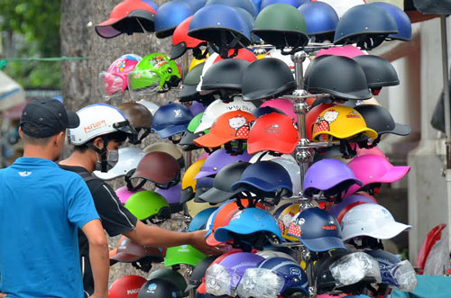 Mũ bảo hiểm đủ loại bán tràn lan trên lề đường Nguyễn Trãi (quận 5, TP HCM) Ảnh: Tấn Thạnh