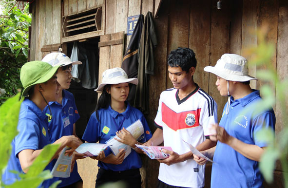 Thanh niên tình nguyện tuyên truyền pháp luật cho thanh niên DTTS tại xã Ea Tul (huyện Cư M’gar).