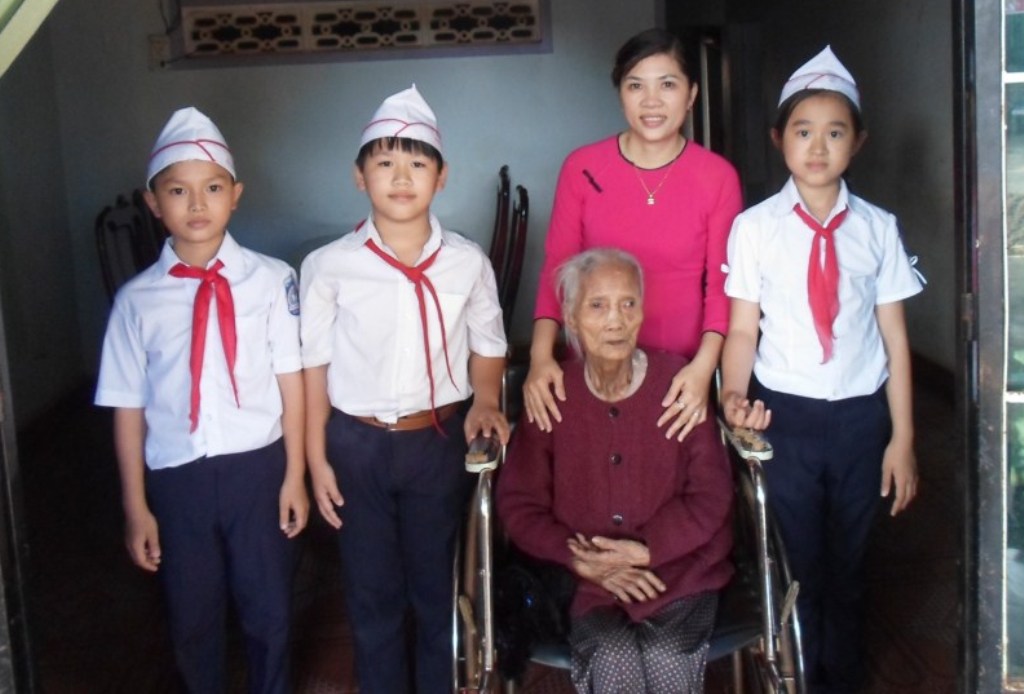 Giáo viên và học sinh Trường THCS Lương Thế Vinh thăm Mẹ VNAH Ngô Thị Tấn.