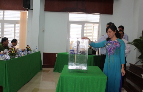 Bỏ phiếu bầu các chức danh chủ chốt của HĐND và UBND thành phố khóa XI, nhiệm kỳ 2016-2021.