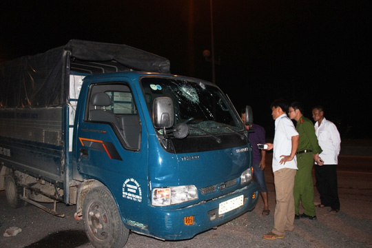 Xe tải chở cáy của một hộ gia đình tại huyện Quảng Xương, tỉnh Thanh Hóa bị 10 đối tượng côn đồ chặn lại đổ xăng đòi đốt, dùng gạch đá ném vỡ kính Ảnh: TUẤN MINH