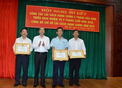 Trao Bằng khen tặng các cá nhân có thành tích xuất sắc trong thực hiện nhiệm vụ CCHC năm 2015. Ảnh: Hoàng Gia