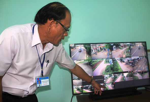 Ông Nguyễn Văn Minh, Phó Chủ tịch UBND huyện Cư M’gar đang theo dõi tình hình an ninh trật tự  trên hệ thống camera giám sát.