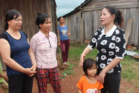 Chủ tịch Hội LHPN tỉnh Nguyễn Thị Thu Nguyệt  (bìa phải) thăm hỏi gia đình hội viên phụ nữ tại huyện Ea Súp.