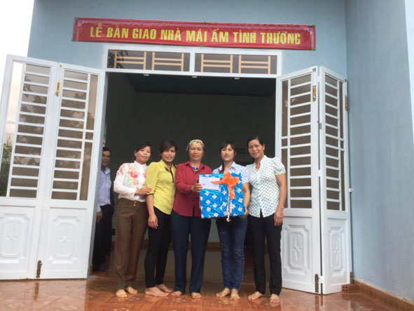 Hội LHPN huyện Krông Năng bàn giao “Mái ấm tình thương” cho gí đình chị Nông Thị Tuyến.