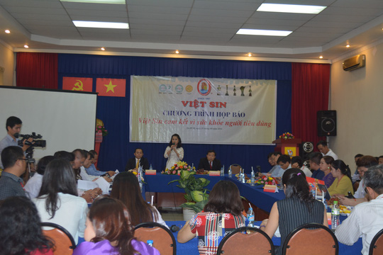 Ban Tổng giám điốc Việt Sin phát biểu tại buổi họp báo sáng 25-8