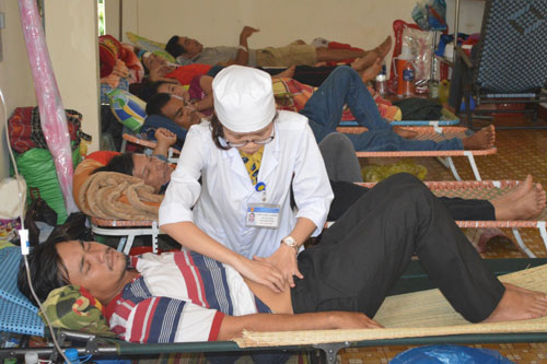 Bệnh nhân kê giường ngoài hành lang nằm la liệt tại Bệnh viện Đa khoa tỉnh Đắk Lắk Ảnh: Cao Nguyên