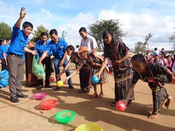 ĐVTN huyện Lắk tổ chức trò chơi cho các em thiếu nhi tại xã Ea R'bin.