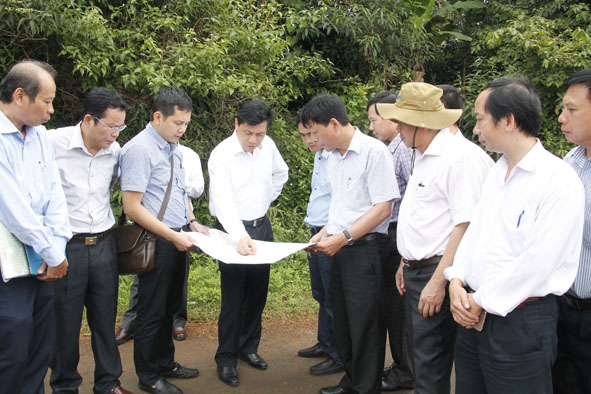Đoàn công tác của Bộ Giao thông Vận tải xem bản vẽ chi tiết tuyến tránh phía Tây thị xã Buôn Hồ đoạn giao nhau với Quốc lộ 29 (qua huyện Krông Búk).