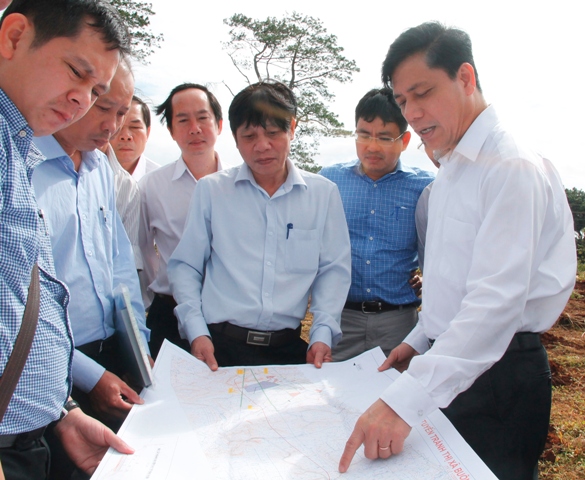 Thứ trưởng Bộ Giao thông Vận tải Nguyễn Ngọc Đông (ngoài cùng, bên phải) cùng đoàn công tác thực địa tại điểm đầu tuyến tránh phía Tây thị xã Buôn Hồ.