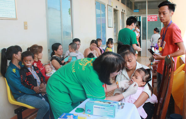 Tình nguyện viên của Tổ chức Operation Smile tại Việt Nam chăm sóc sức khỏe cho trẻ em sau phẫu thuật.