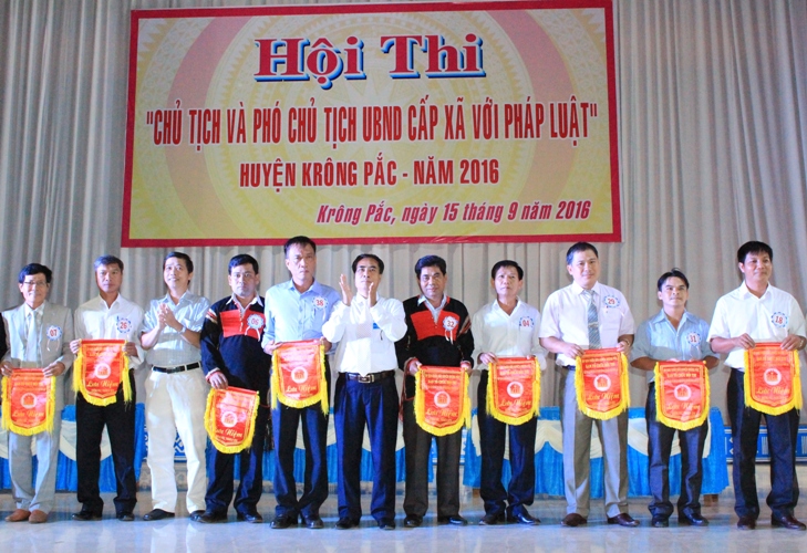 Ban Tổ chức Hội thi trao cờ lưu niệm tặng các thí sinh dự thi.