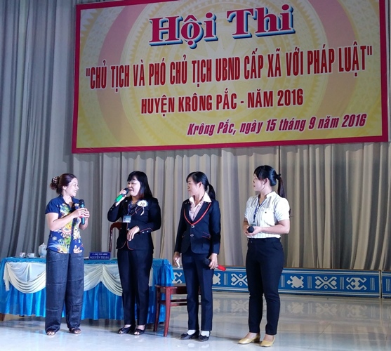 Tiểu phẩm dự thi của thí sinh Nguyễn Thị Hà, Phó Chủ tịch UBND xã Ea Kênh (thứ 2 từ trái sang).