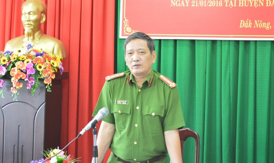 Đại tá Lương Ngọc Lếp trả lời các câu hỏi của phóng viên tại buổi họp báo