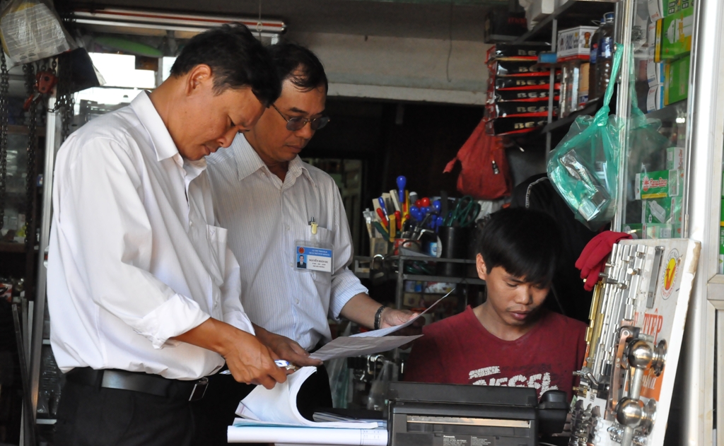 Cán bộ thuế huyện Krông Pắc kiểm tra một cơ sở kinh doanh trên địa bàn