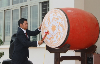 Hiệu trưởng nhà trường Lê Văn Thái đánh trống khai giảng năm học mới.
