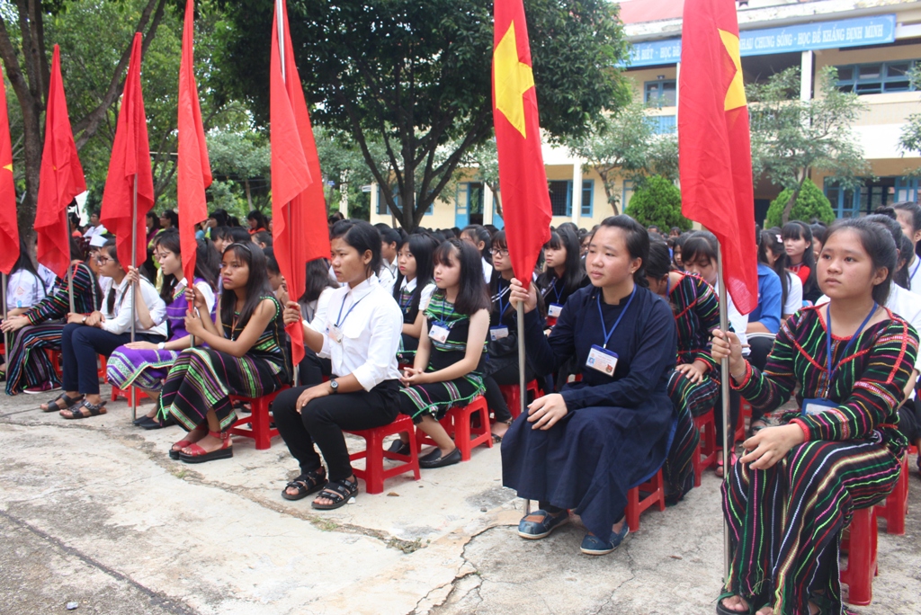 Học sinh Trường THPT Dân tộc nội trú Nơ Trang Lơng náo nức bước vào năm học mới.