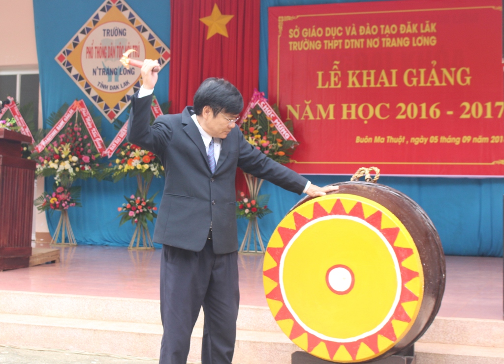 Hiệu trưởng Trường THPT Dân tộc nội trú Nơ Trang Lơng Nguyễn Kim Anh đánh trống khai giảng năm học mới.