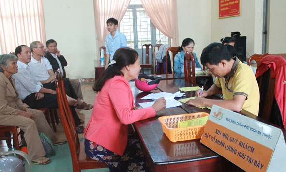Nhân viên Bưu điện TP. Buôn Ma Thuột chi trả lương hưu cho người dân trên địa bàn phường Tân An  (TP. Buôn Ma Thuột)