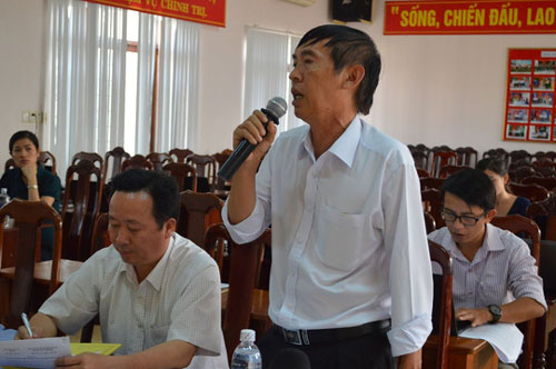 Ông Nguyễn Văn Tâm, Giám đốc Bệnh viện Đa khoa huyện Cư Kuin, trả lời một số câu hỏi tại cuộc họp báo
