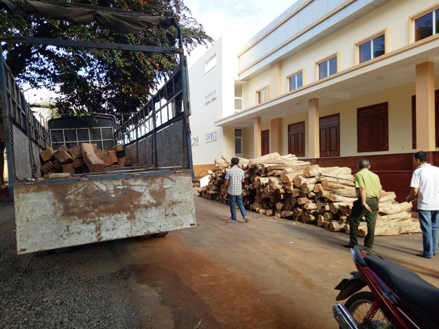 Xe tải chở gỗ lậu bị cơ quan chức năng bắt giữ.