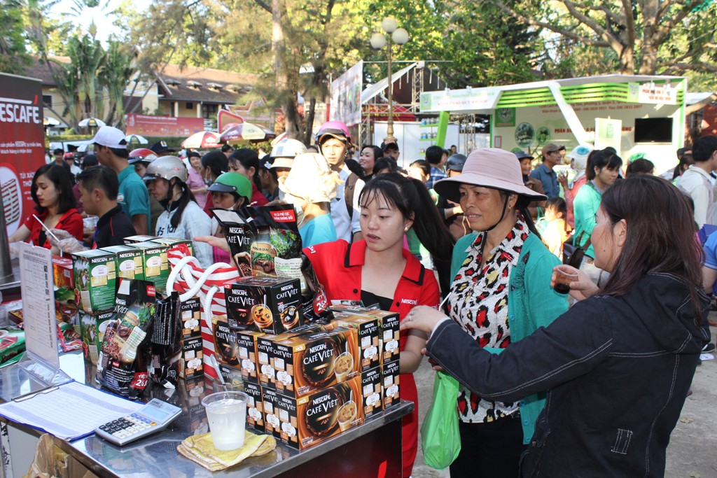 Người dân tham quan, mua cà phê tại Hội chợ - triển lãm chuyên ngành cà phê trong khuôn khổ Lễ hội Cà phê Buôn Ma Thuột năm 2015