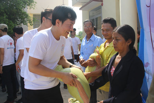 Sinh viên Khoa Y Dược Trường Đại học Tây Nguyên trao gạo tặng các hộ nghèo  ở xã Ea Nuôl, huyện Buôn Đôn.