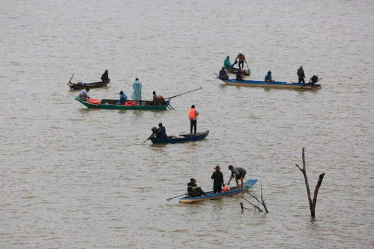 Lực lượng chức năng tìm kiếm nạn nhân vụ lật thuyền làm 3 người chết mới đây tại Đắk Nông