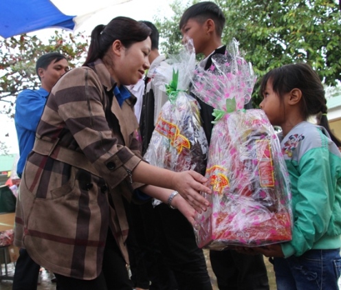 Các em học sinh vượt khó học giỏi trường Tiểu học Y Jút và Trung học cơ sở Nguyễn Viết Xuân nhận quà từ Chương trình