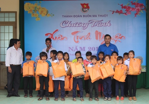 Đại diện Thành Đoàn Buôn Ma Thuột trao quà tặng các em học sinh nghèo ượt khó