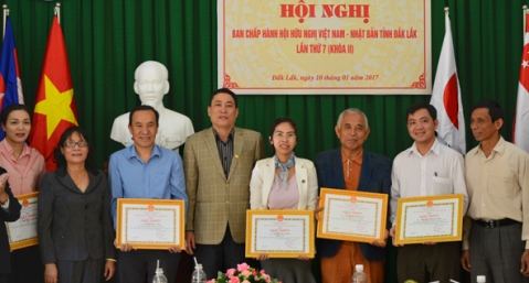 Phó Chủ tịch UBND tỉnh Võ Văn Cảnh (thứ 4 từ trái sang) trao Giấy khen của Hội Hữu nghị Việt Nam-Nhật Bản tỉnh Đắk Lắk cho các cá nhân đã có nhiều đóng góp trong công tác xây dựng Hội năm 2016.  
