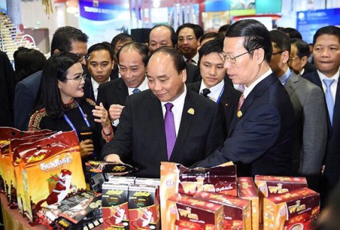 Thủ tướng Chính phủ Nguyễn Xuân Phúc, Phó Thủ tướng Trung Quốc Trương Cao Lệ và các đại biểu cấp cao thăm gian hàng cà phê An Thái tại Hội chợ, triển lãm Trung Quốc - ASEAN lần thứ 13 năm 2016.  (Ảnh do Công ty Cà phê An Thái cung cấp)